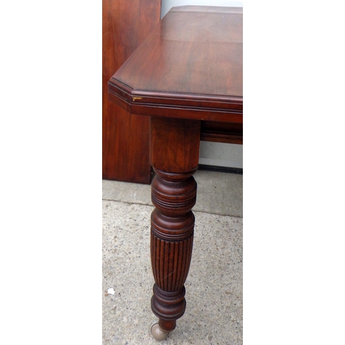 730 - A late Victorian walnut extending dining table with two leaves, missing handle, later ball castors. ... 