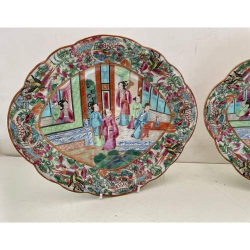 198 - A pair of Chinese antique Famille Rose dishes 19th century