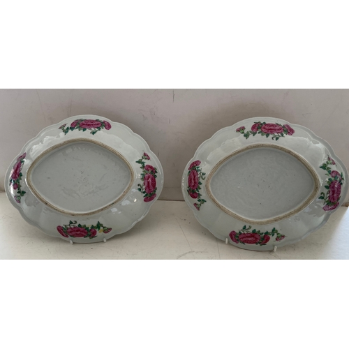 198 - A pair of Chinese antique Famille Rose dishes 19th century