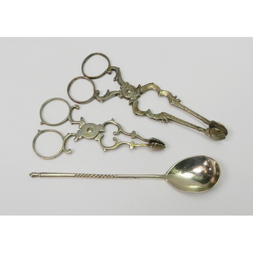 22 - A set of scissor tongs having engraved decoration, marks rubbed, 125mm long; a set of Edwardian Geor... 