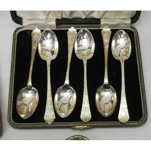 7 - A cased pair of silver shell-shaped butter dishes, one knife lacking, Birmingham 1908, each 123mm lo... 