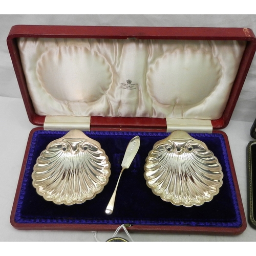 7 - A cased pair of silver shell-shaped butter dishes, one knife lacking, Birmingham 1908, each 123mm lo... 