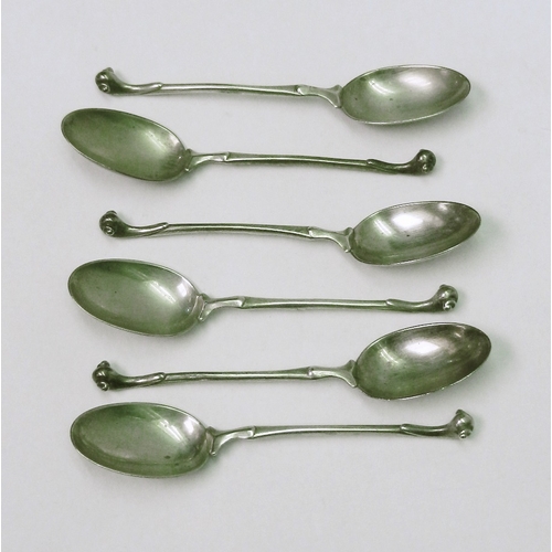 77 - Six matching tea spoons of rat-tail scroll terminal design, Francis Higgins & Son ltd, London 1926. ... 