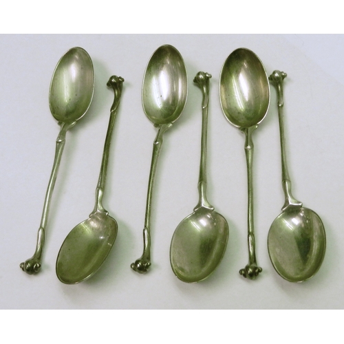 77 - Six matching tea spoons of rat-tail scroll terminal design, Francis Higgins & Son ltd, London 1926. ... 