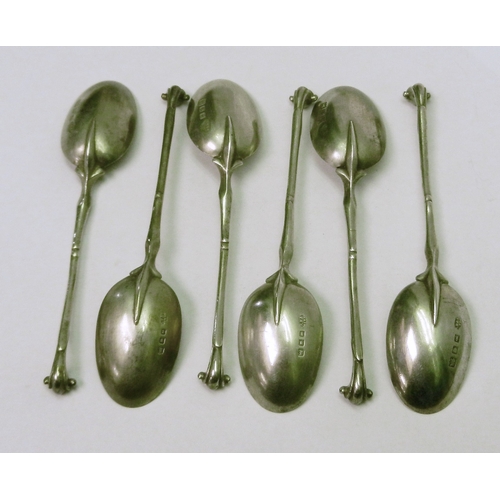 77 - Six matching tea spoons of rat-tail scroll terminal design, Francis Higgins & Son ltd, London 1926. ... 