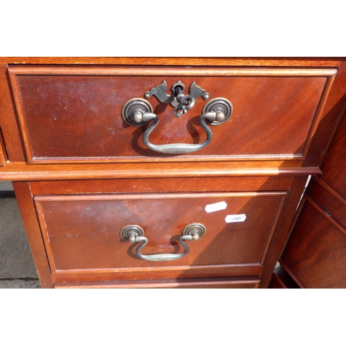 713 - A reproduction mahogany red leather topped pedestal desk and filing cabinet (2)