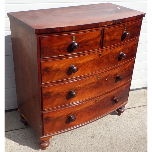 714 - A Victorian bow fronted mahogany chest of drawers af 108h x 54d 112h cm