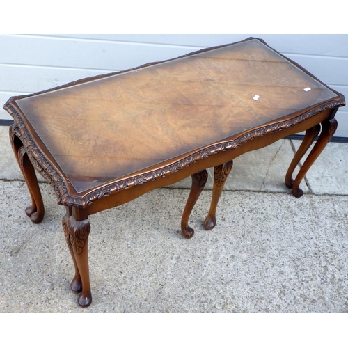 832 - A walnut coffee table with two under tables, 97cm long