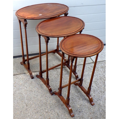 841 - An Edwardian oval nest of three occasional tables, a/f