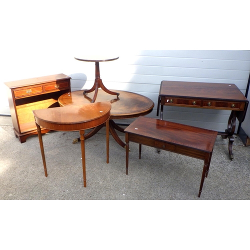 847 - A reproduction mahogany sofa table, oval coffee table, low bookcase, side table, two further tables,... 