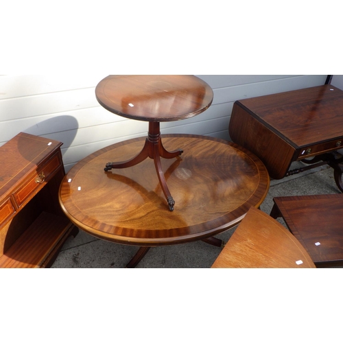 847 - A reproduction mahogany sofa table, oval coffee table, low bookcase, side table, two further tables,... 