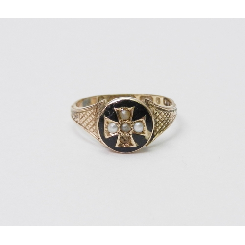 35 - A 9ct gold Maltese cross motif ring; a 9ct gold stone set ring; a 9ct gold signet ring; a yellow met... 