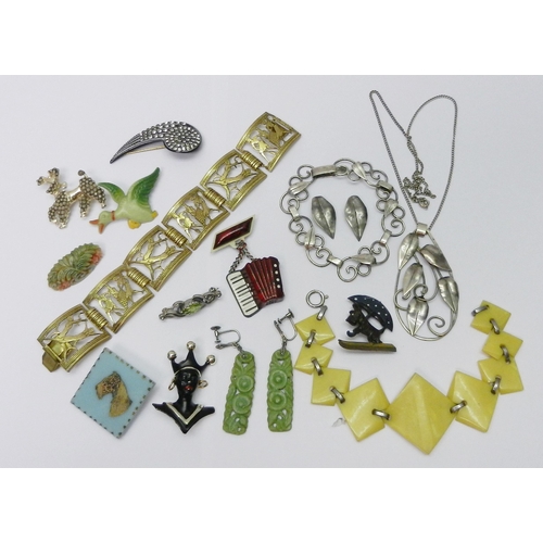 46 - Vintage costume jewellery incl Art Deco interest, plastic and composite brooches, a geometric bracel... 