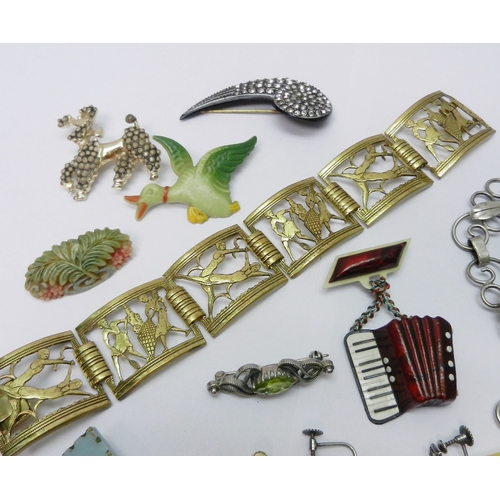 46 - Vintage costume jewellery incl Art Deco interest, plastic and composite brooches, a geometric bracel... 