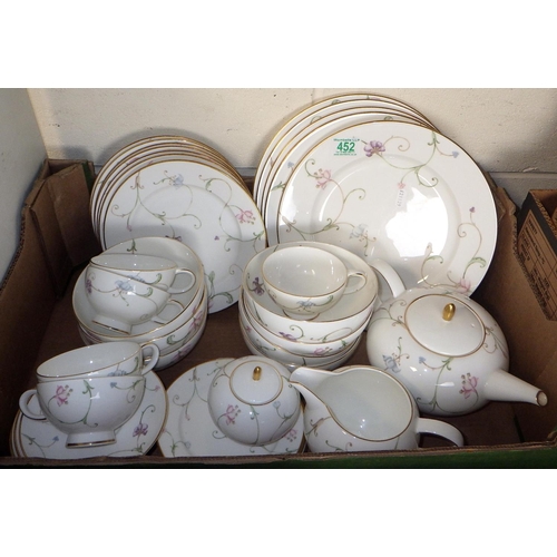 452 - A qty of Royal Doulton Mille Fleures tea and dinner ware Af