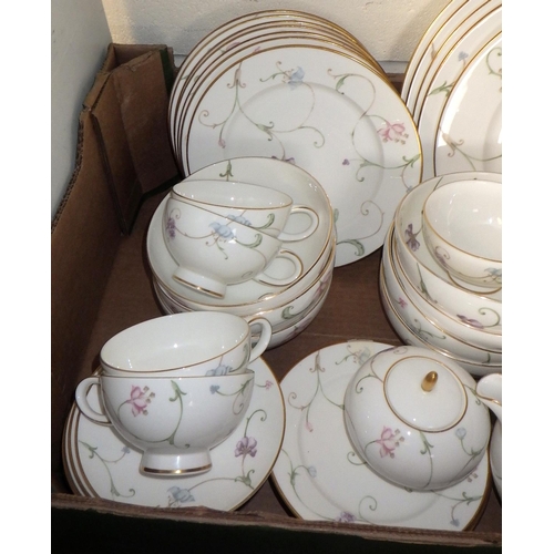 452 - A qty of Royal Doulton Mille Fleures tea and dinner ware Af