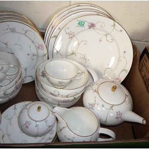 452 - A qty of Royal Doulton Mille Fleures tea and dinner ware Af