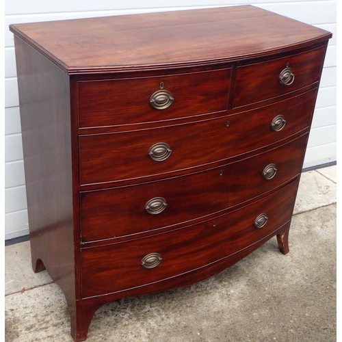 867 - A 19th cen mahogany bowfronted chest of drawers on outsplayed feet 108cm wide