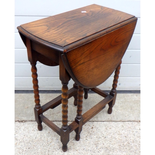 879 - A small bobbin turned oak gateleg table