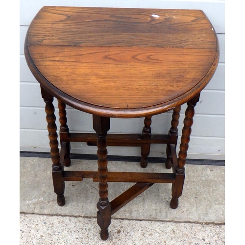 879 - A small bobbin turned oak gateleg table