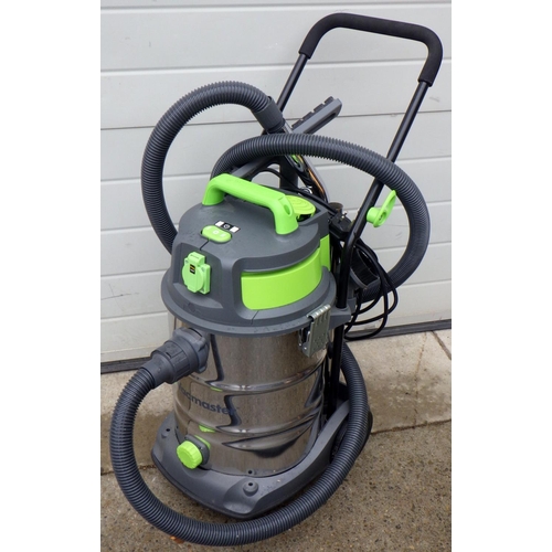 886 - A Vac Master wet and dry vacuum cleaner