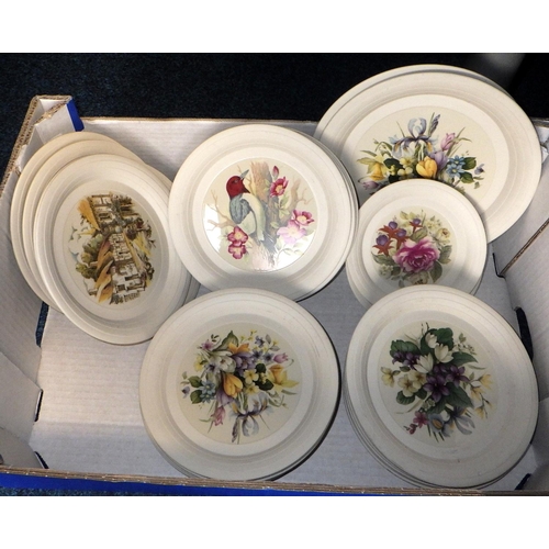 468 - A group of Hornsea Concept decorated plates together with a qty of misc collectables (2)