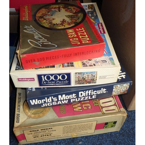 470 - A large qty of various jigsaws, train books etc