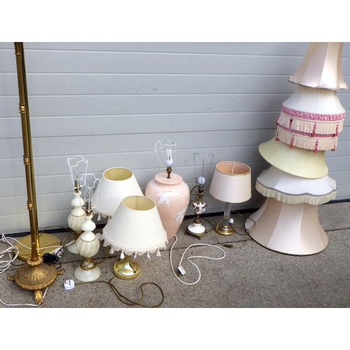 902 - A qty of various lamps & shades