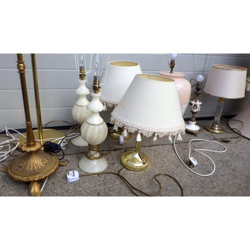 902 - A qty of various lamps & shades