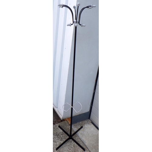 912 - A metal coat stand, 167cm tall