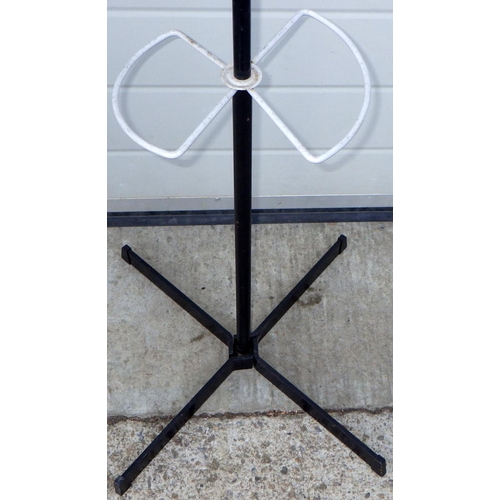 912 - A metal coat stand, 167cm tall