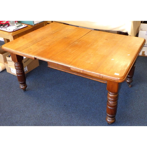 917 - A late Victorian walnut extending dining table, missing handle