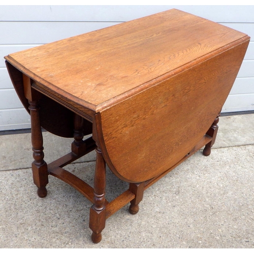 926 - An oak gateleg table