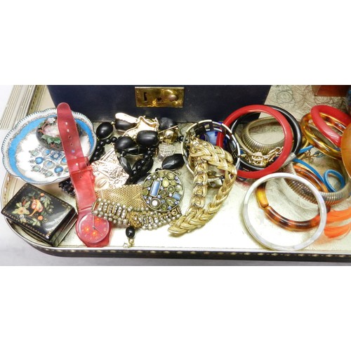 128 - A miscellaneous lot comprising costume jewellery, watches, Chinese Cloisonné enamels, a Staunton par... 