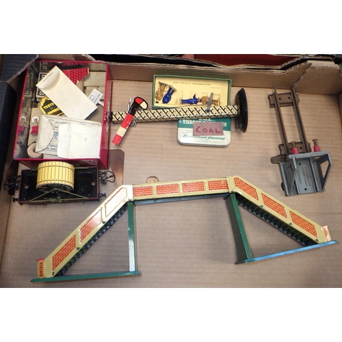 33 - A qty of vintage model railway accessories (2)