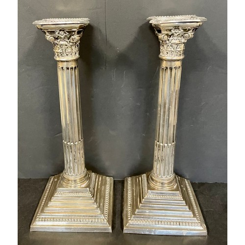 10 - A pair of Corinthian column candlesticks, silver, late 20th cent.