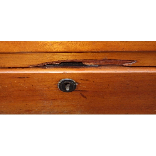 546 - A Victorian mahogany chest of drawers, 97cm wide, together with a toilet mirror (2)