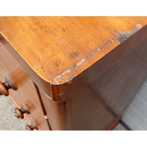 546 - A Victorian mahogany chest of drawers, 97cm wide, together with a toilet mirror (2)