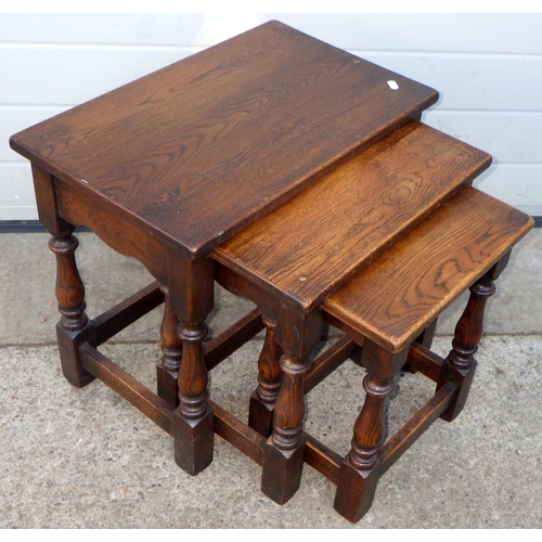 554 - An oak nest of three occasional tables