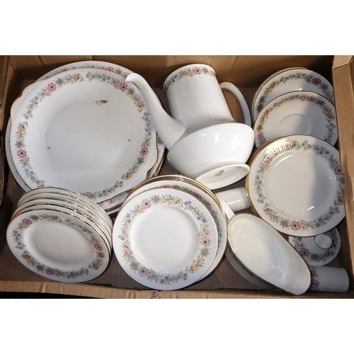 290 - A large qty of Paragon & Royal Albert Belinda table ware (3)