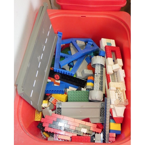 300 - A large quantity of Lego (4)