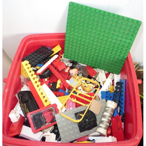 300 - A large quantity of Lego (4)