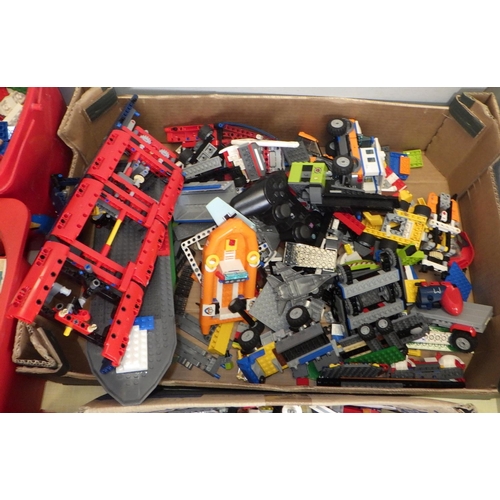 300 - A large quantity of Lego (4)