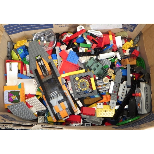 300 - A large quantity of Lego (4)