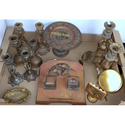 396 - A qty of misc brass ware to inc candlesticks etc