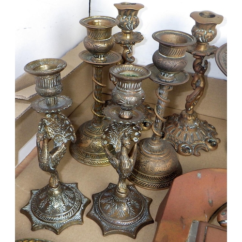 396 - A qty of misc brass ware to inc candlesticks etc