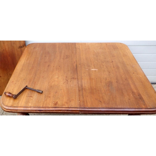 454 - A Victorian wind out dining table with handle and one leaf