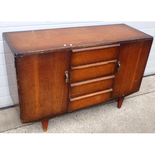 478 - An oak sideboard, handle damaged, 138cm long