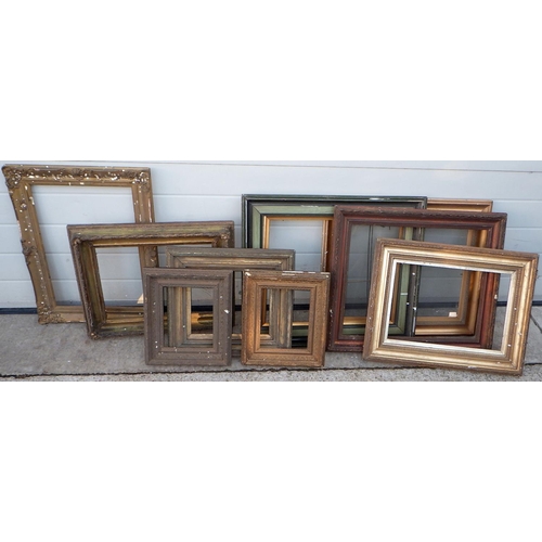 560 - A qty of picture frames (9)