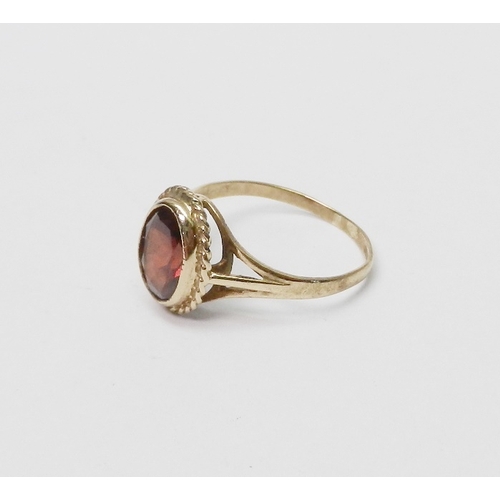 77 - A 9ct gold and garnet ring.  1.2g gross / stone 8.5 x 6mm oval.